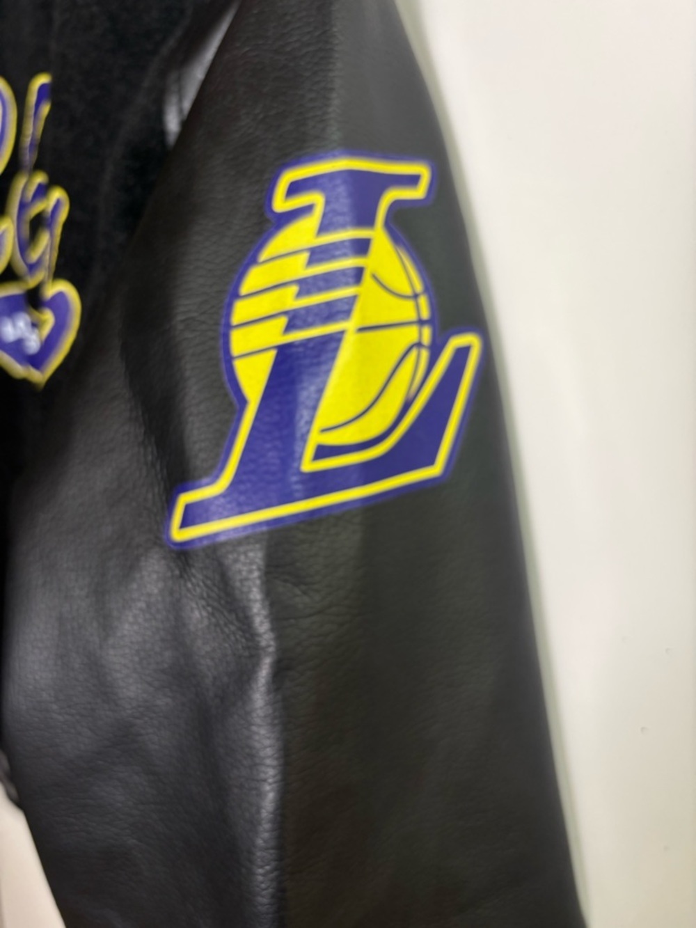 Los Angeles Lakers Varsity Jacket Mens Large Black Faux Leather Sleeves NBA Fan - Picture 7 of 7